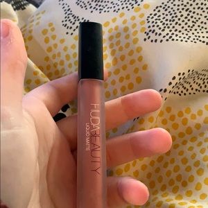 huda beauty matte lipstick